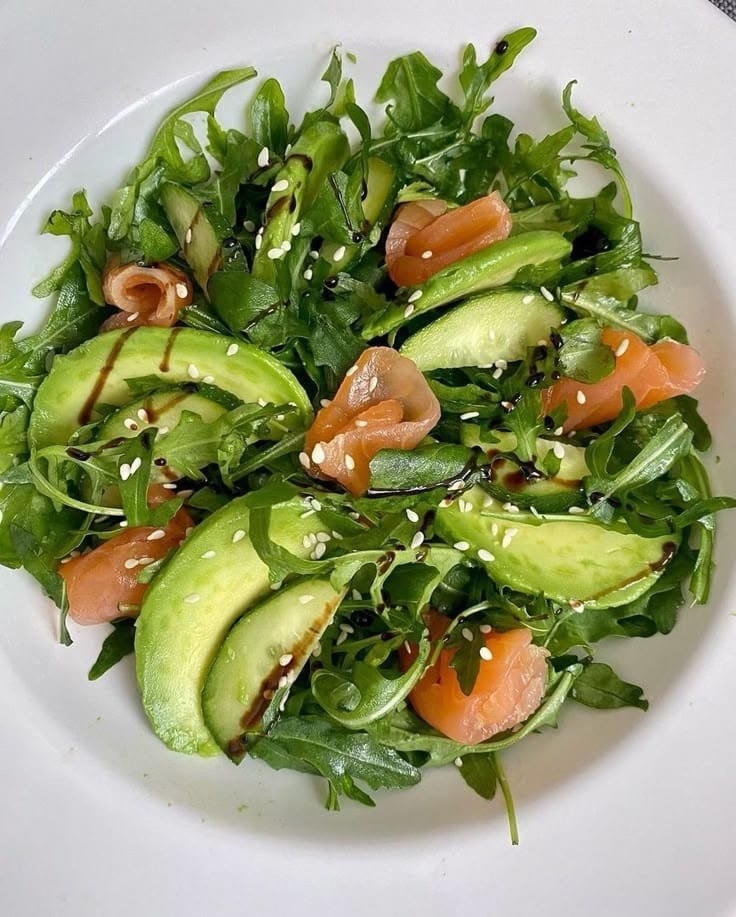 Салат с форелью, авокадо, киви и огурцом 