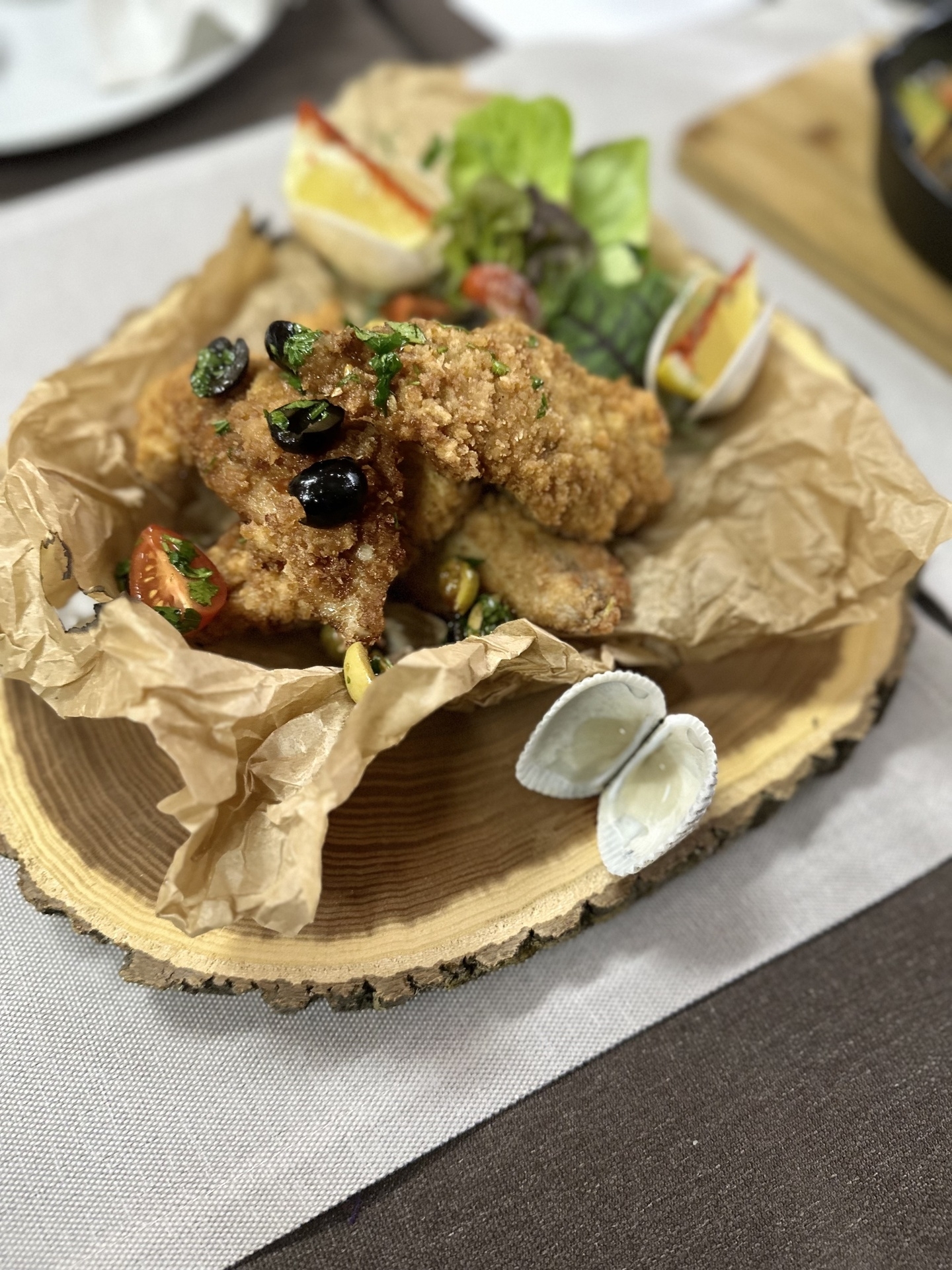 Филе пеленгаса с хруст. короч. с сальсой из томатов и зелени