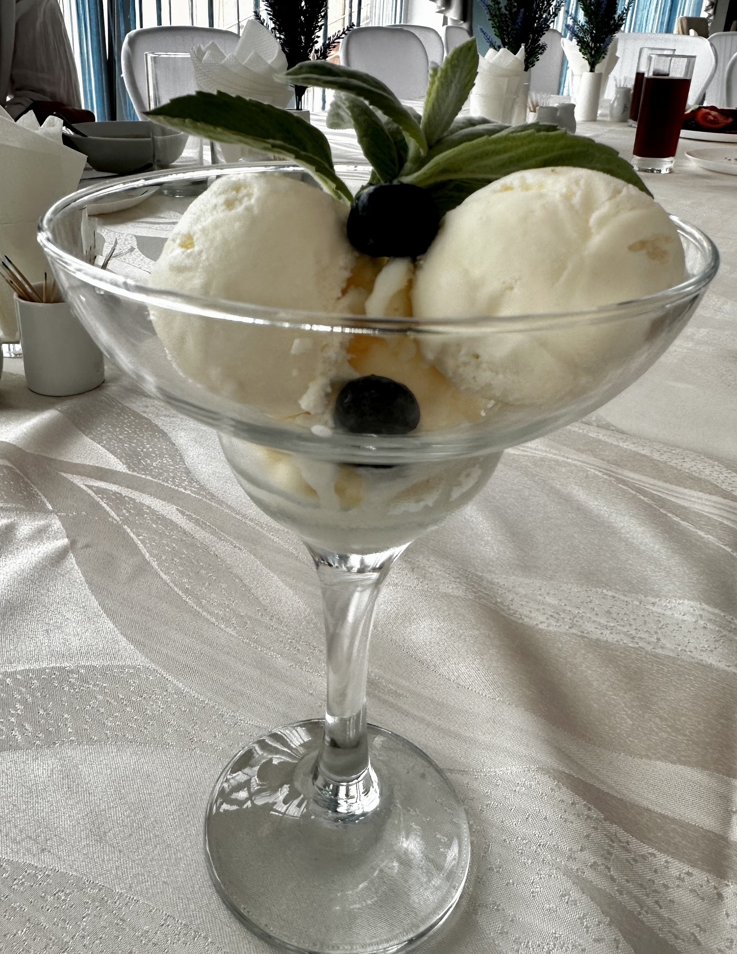 Мороженое с ягодами и орехами