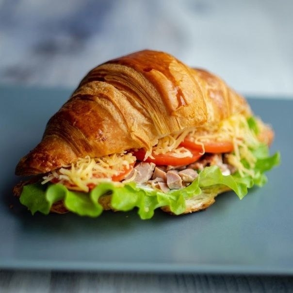 Круассан c куриной грудкой