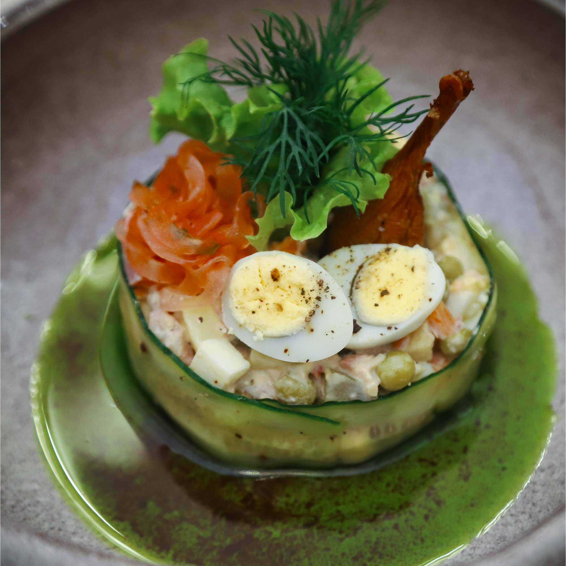 Оливье из приготовленных в печи корнеплодов и перепёлкой из смокера