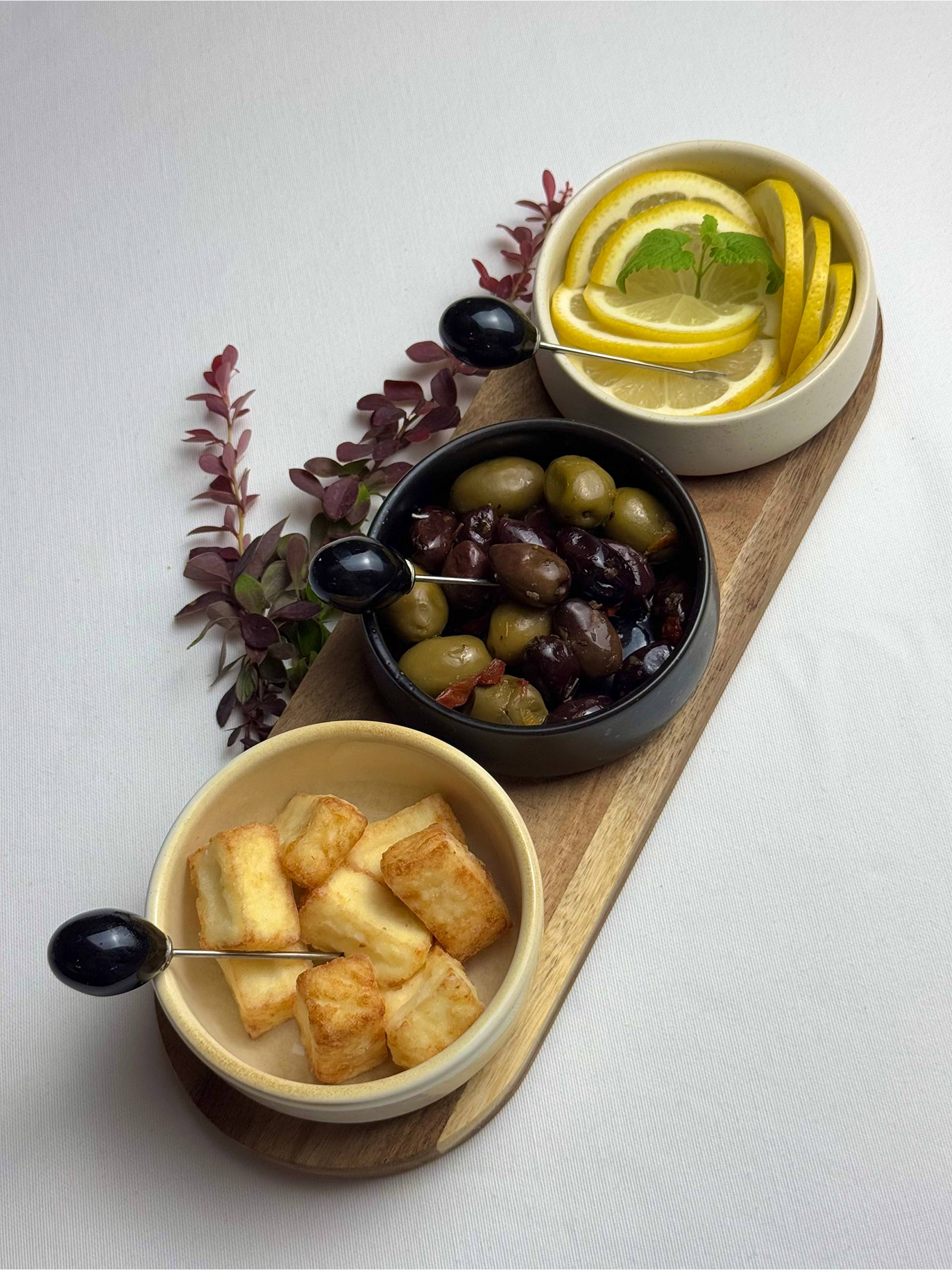 Маринованные маслины, оливки, сыр халуми, лимон