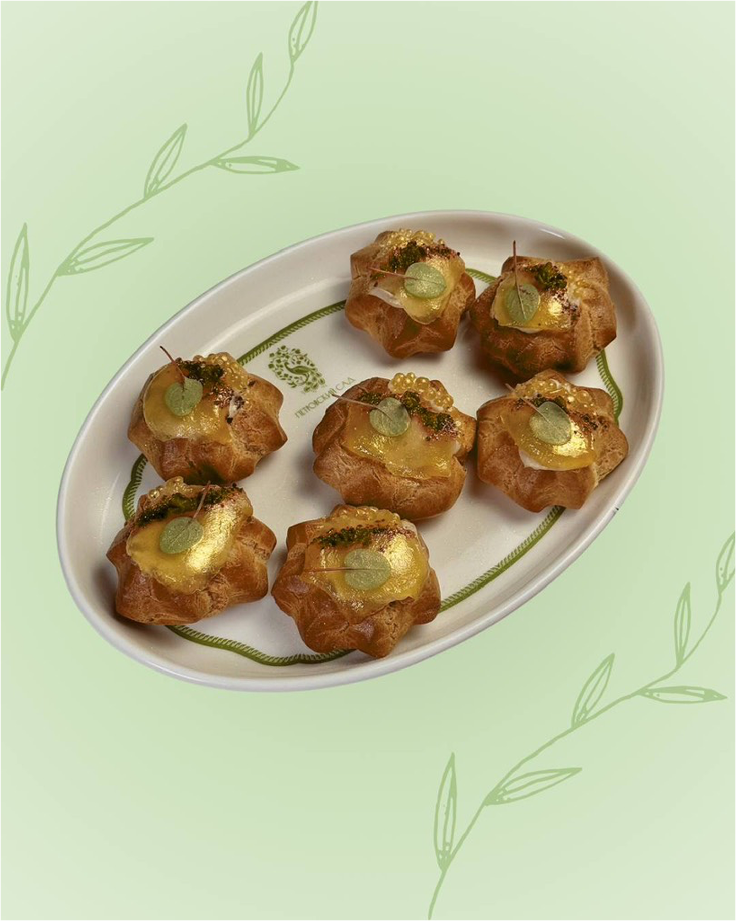 Профитроли с муссом из кролика и соусом из персика с розмарином