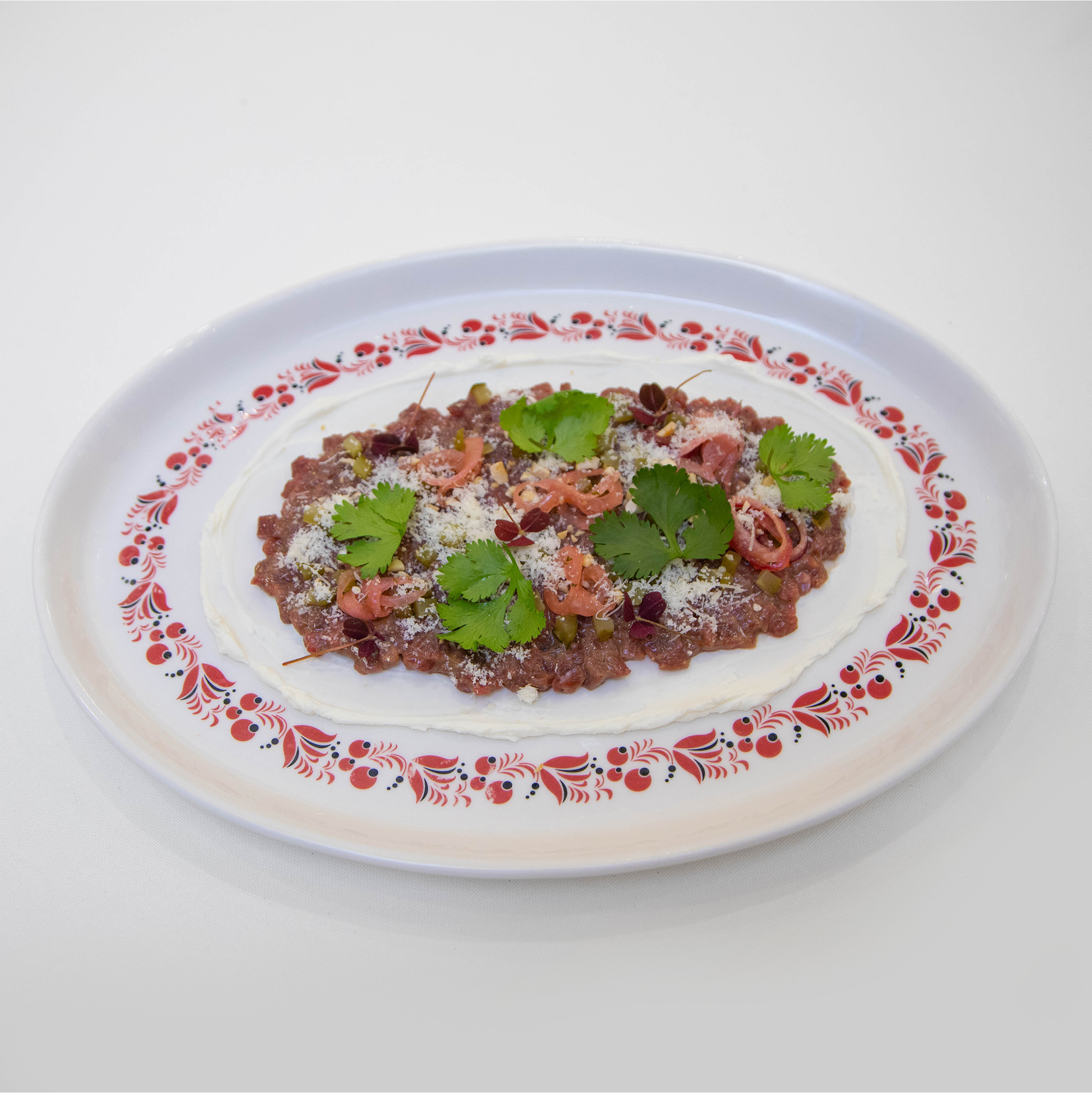 Тар тар из местной фермерской говядины с соусом от шефа, сыром пармезан 