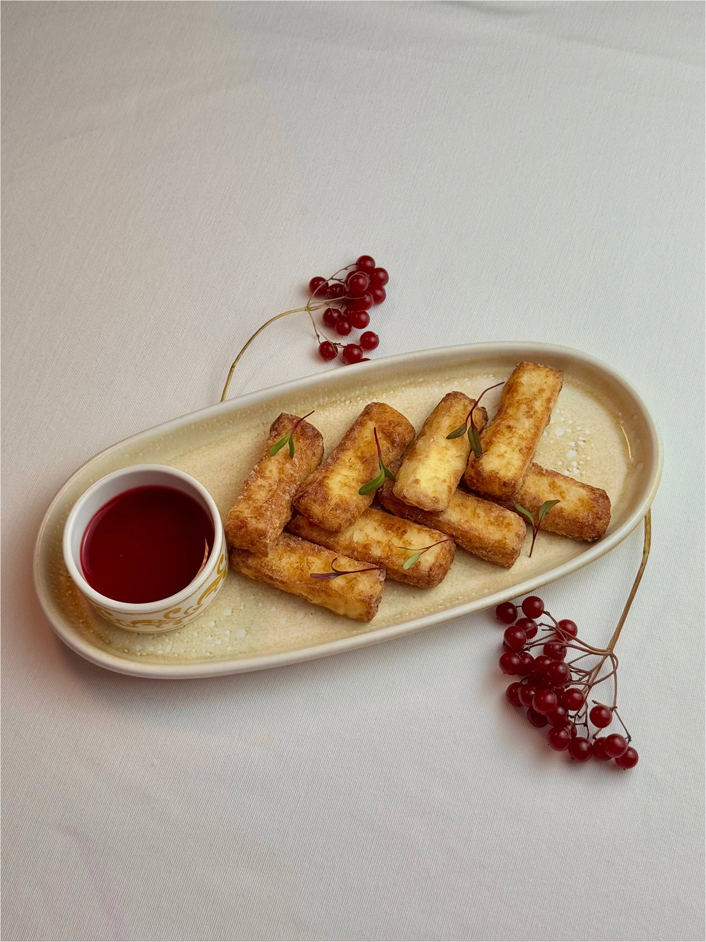 Жаренный фермерский сыр халуми с клюквенным соусом