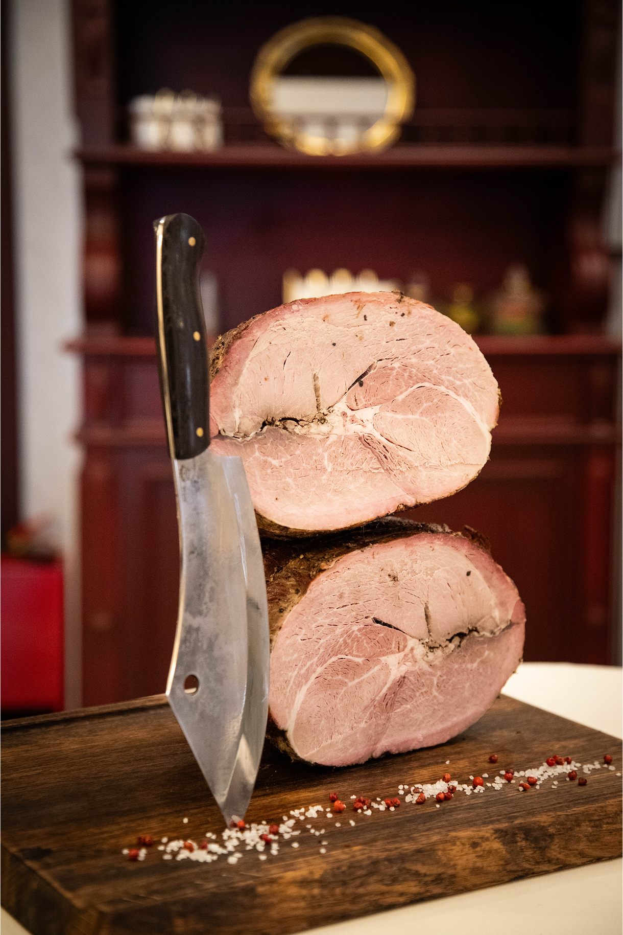 Срез томленого в смокере окорока Мангалицы с соусом из копченой груши