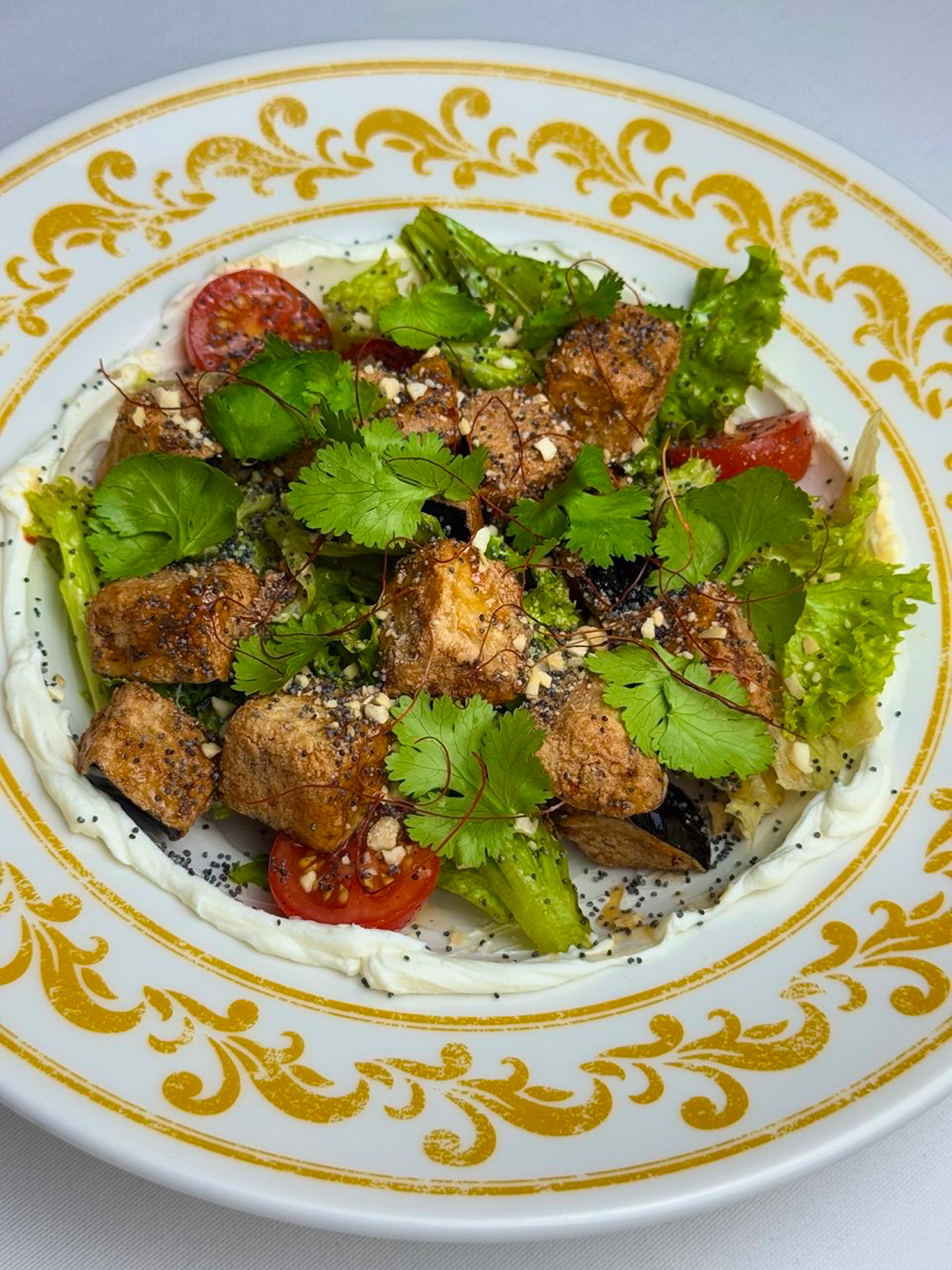 Салат с хрустящим баклажаном, фермерским крем сыром и авторской заправкой