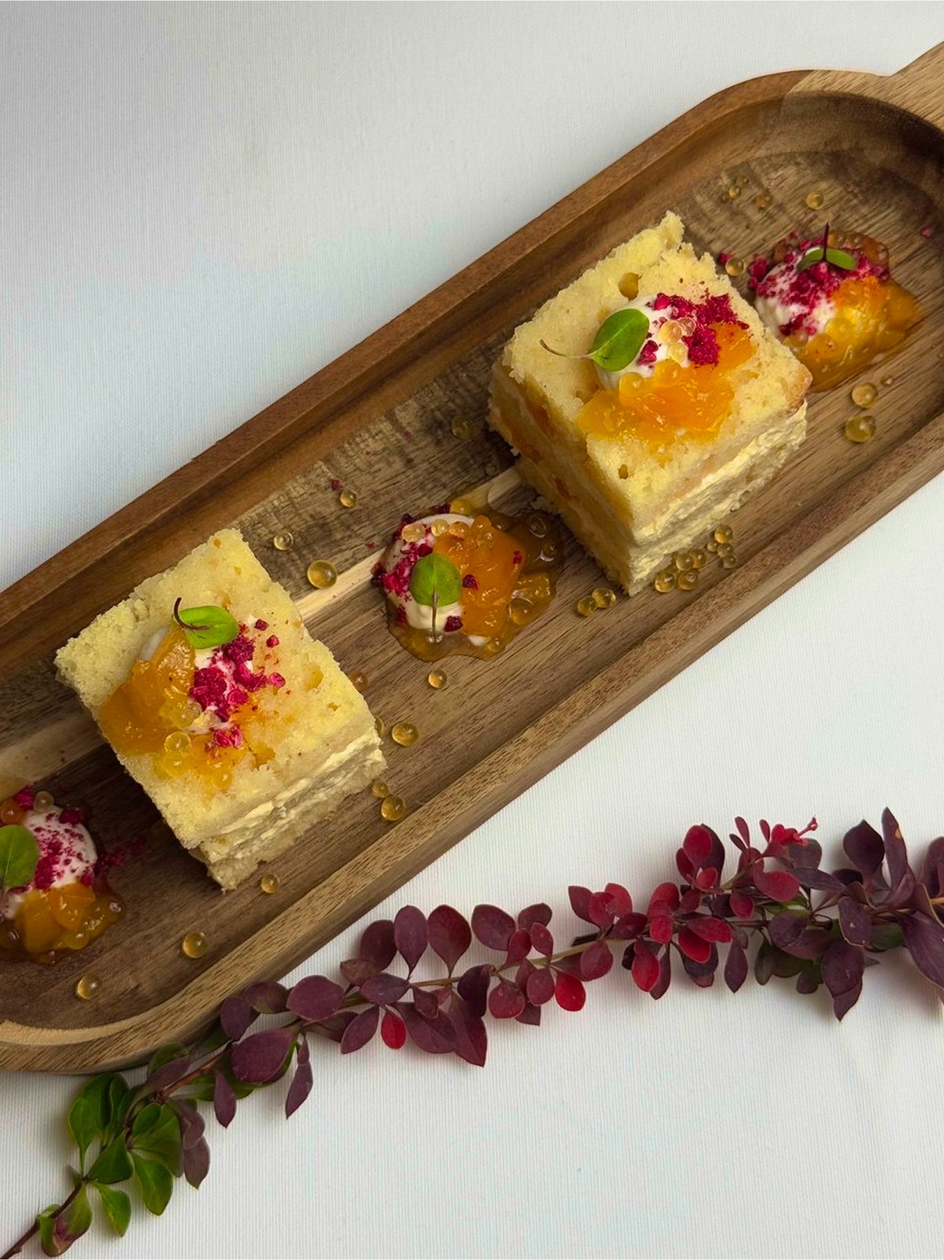 Торт "Манник" со сливочным кремом и персиком с розмарином