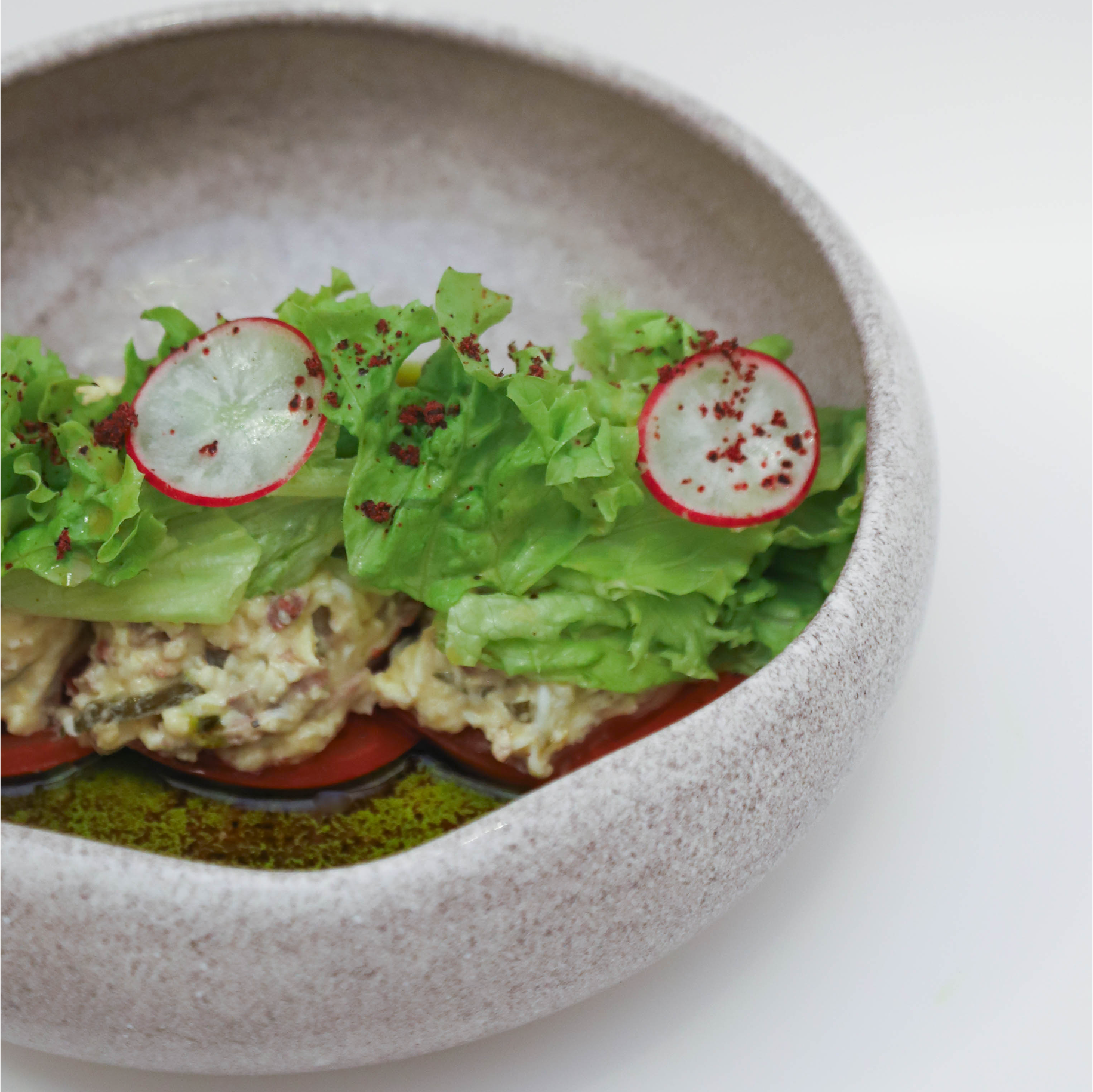 Салат с томленым в смокере телячьим языком, фермерским сыром, огурцами