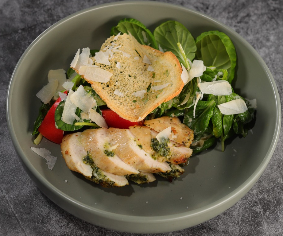 Салат с куриной грудкой, томатами и сыром грана падано