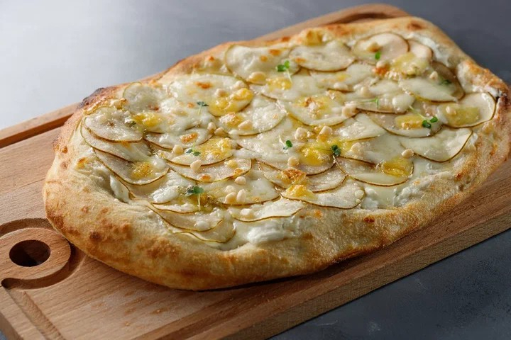 Пицца с  горгонзолой и грушей