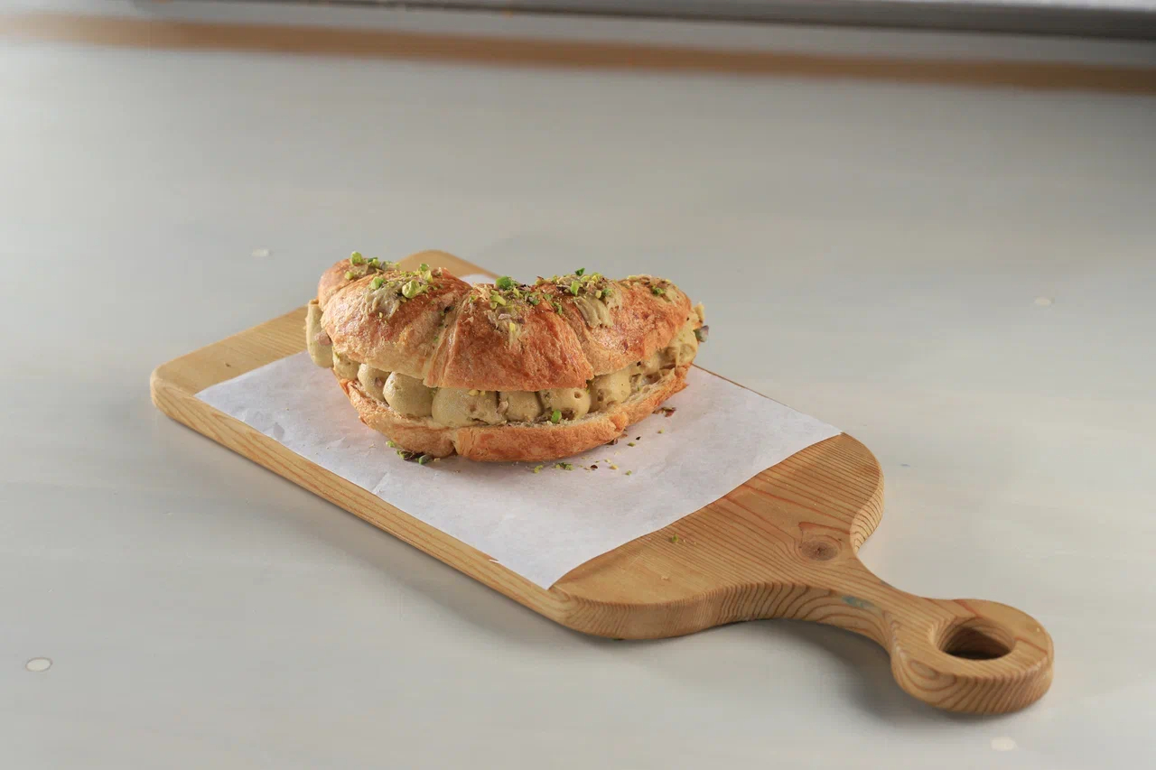 Круассан с фисташковым муссом