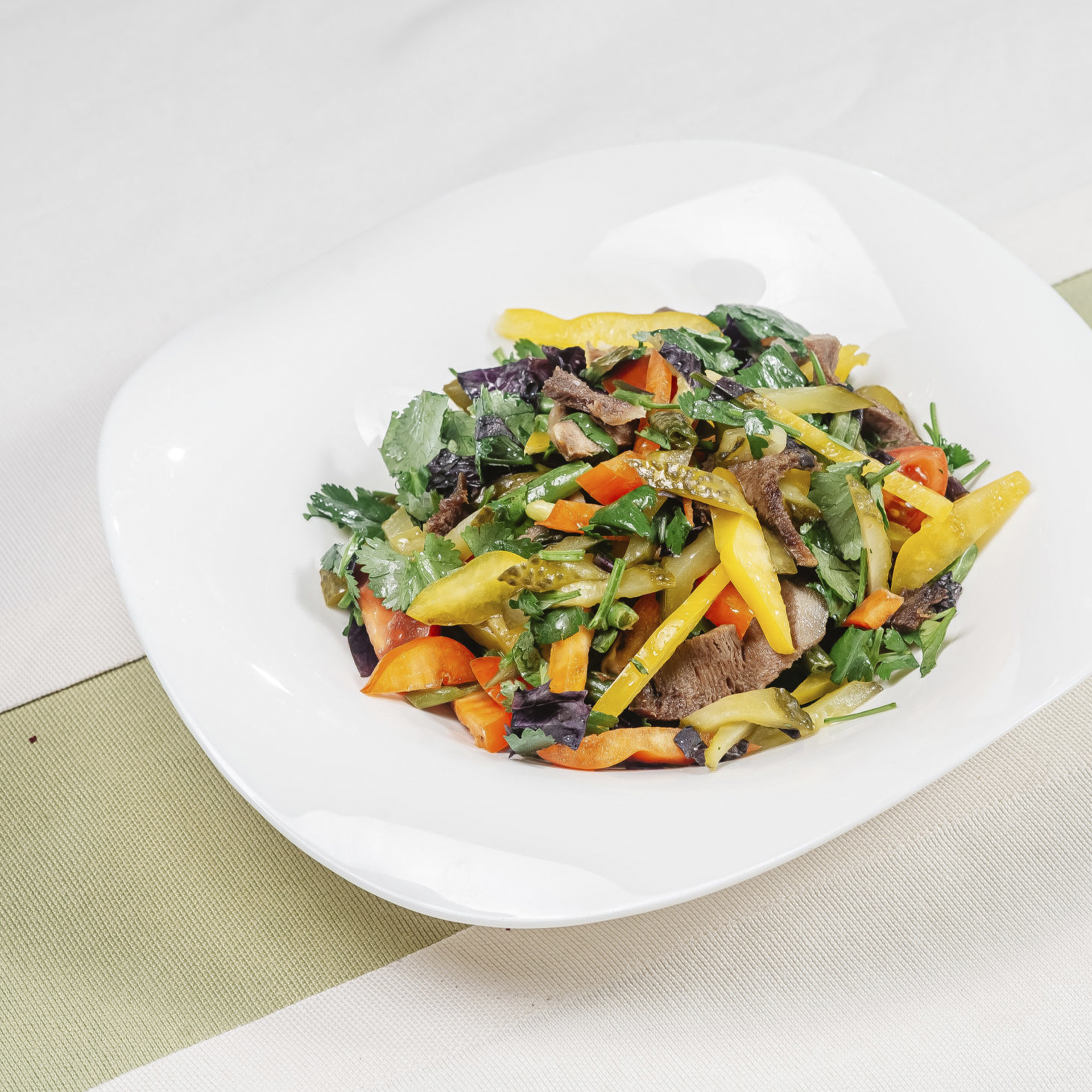 Салат с говяжьим языком и овощами