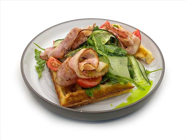 З-Картофельные вафли с беконом и свежим салатом