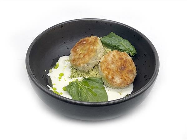 Котлетки из индейки с кус кусом, шпинатом и соусом блю чиз