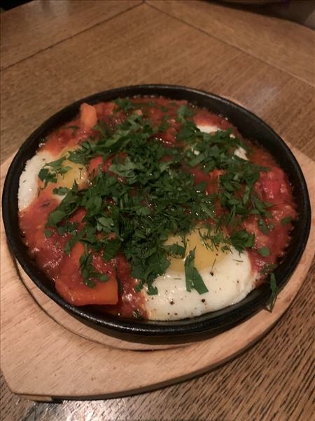 Шакшука с печеным перцем и яйцами