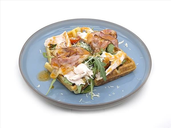 О-Картофельные вафли с копченой курицей, рукколой и беконом