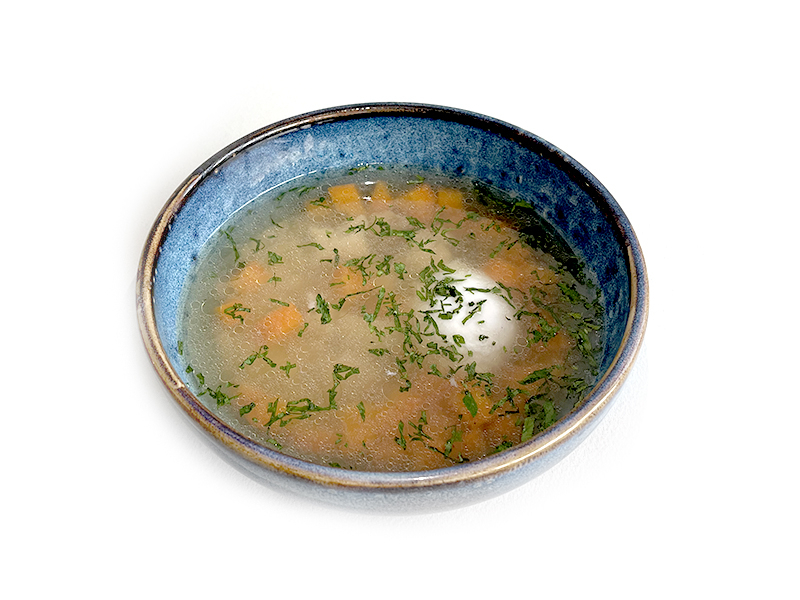 Куриный суп с яйцом пашот