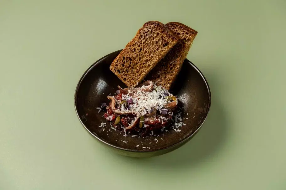 Тартар из говядины с анчоусом и пармезаном