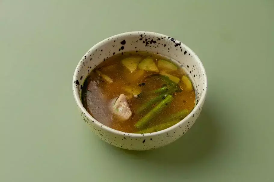 Куриный бульон с пастой орзо и спаржей