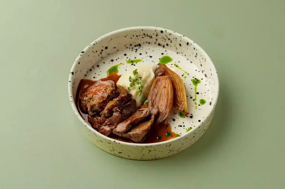 Филе быка с луком шалот и кремом из сельдерея