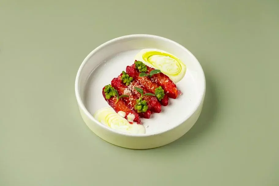Форель гравлакс с огурцом,мацони и икрой из красного лука