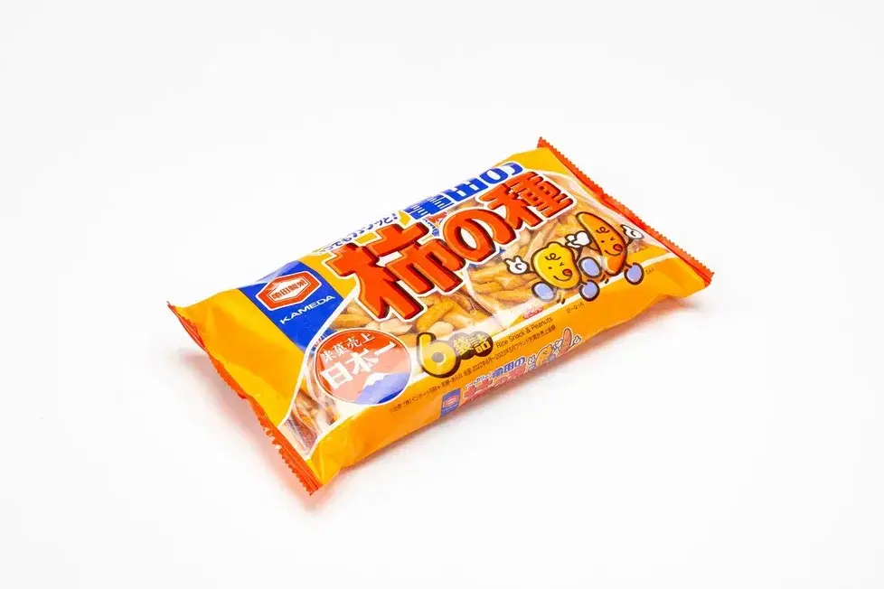 KAMEDA Kakinotane Рисовые снеки с красным перцем и арахисом