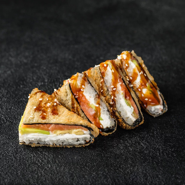 Онигири с лососем