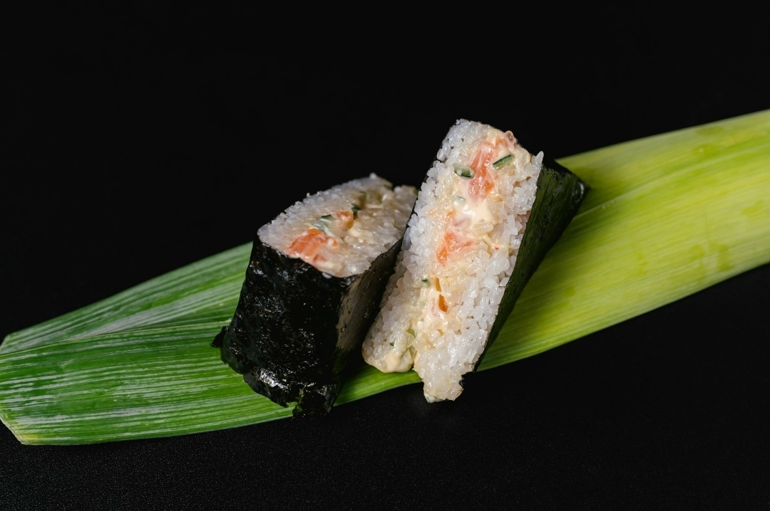 Онигири с лососем