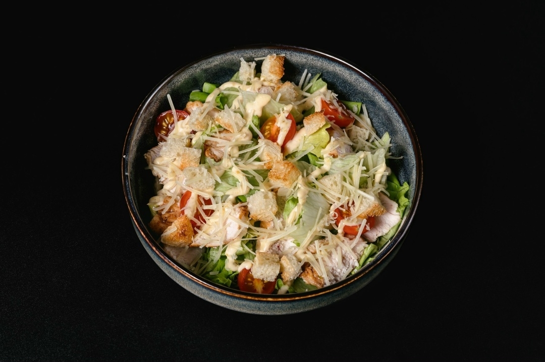 Салат цезарь с курицей