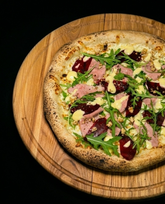 Пицца с уткой и печеной свеклой