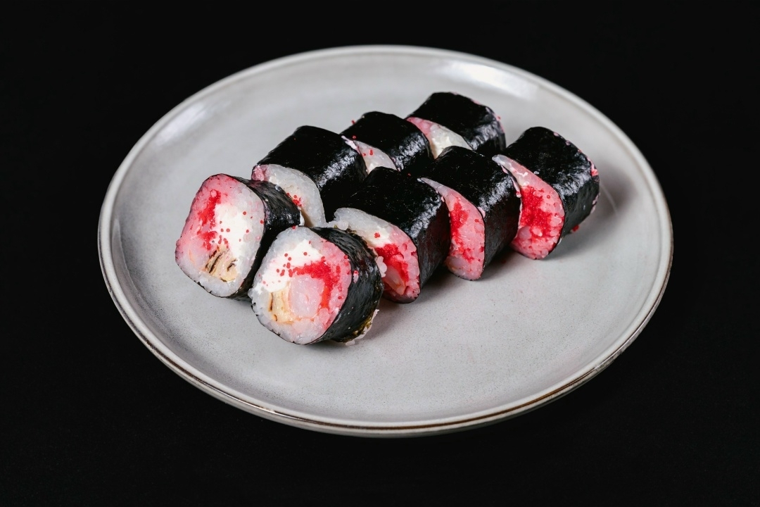 Тобико с креветкой и омлетом