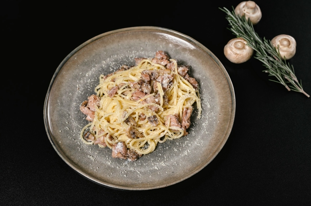 Паста с курицей и грибами