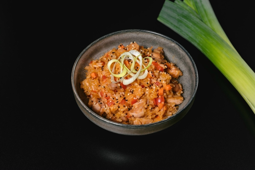 Тяхан с курицей кимчи