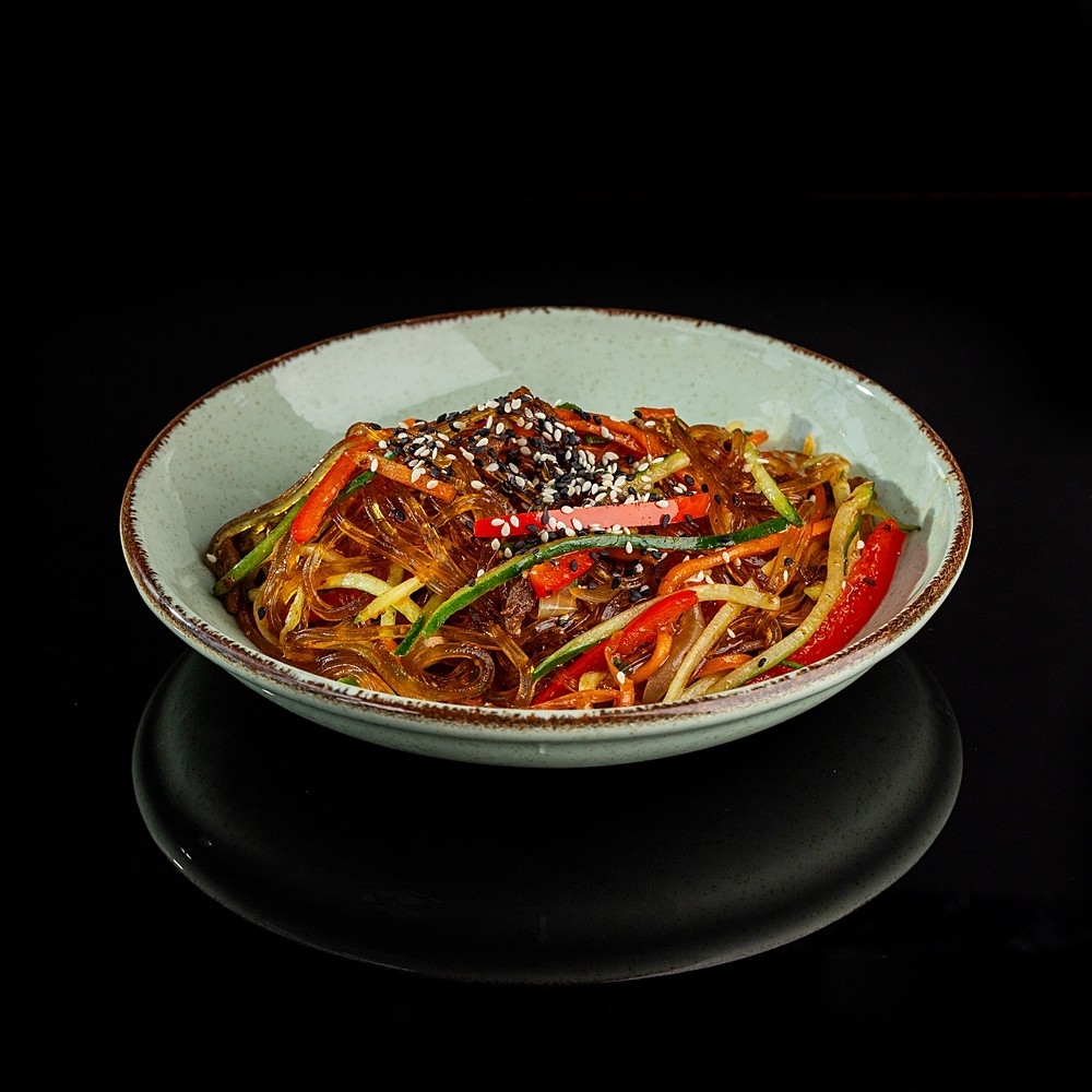 Теплый салат с фунчозой