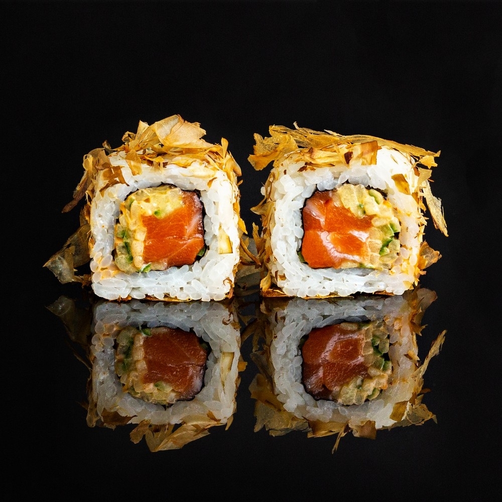 Острый ролл с лососем